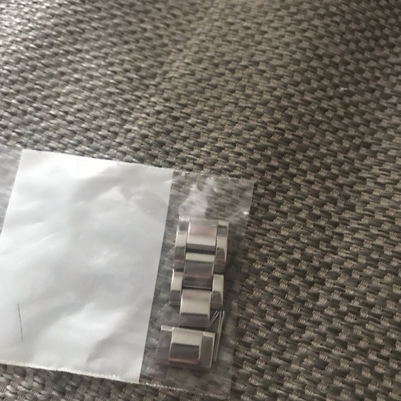 Kenneth Cole Navy Blue Women’s Watch - Picture 2 of 2